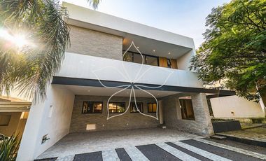 RESIDENCIA CONTEMPORANEA TOTALMENTE REMODELADA, LOMAS DEL BOSQUE, ZAPOPAN.