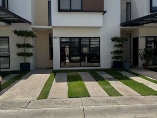 Acogedora casa en venta en fraccionamiento Vilanova