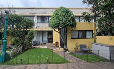 CASA EN CONDOMINIO CON JARDIN.