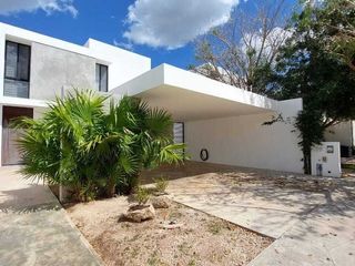 Casa en Venta en Privada San José Tulipanes, Cholul. Alberca y Amenidades
