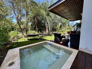 En venta departamento amueblado en planta baja  en Anthea, Yucatán Country Club.
