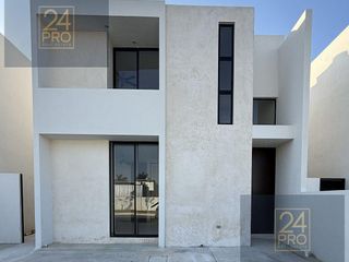 | Amplia casa nueva en privada, ideal para familias. |