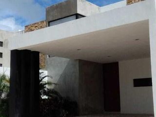 | Hermosa casa ubicada en privada en zona norte |