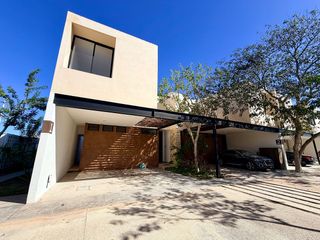 Casa con alberca, cuarto de servicio. En zona Temozón