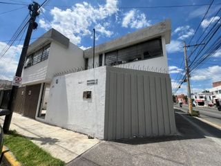 Amplia casa en renta a pie de calle en la 49 pte, ideal para uso habitacional o comercial.