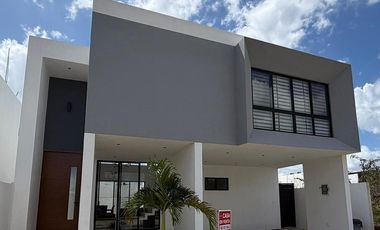 CASA CON DOBLE ALTURA CON RECAMARA PLANTA BAJA EN  EN PRIVADA MERIDA YUC
