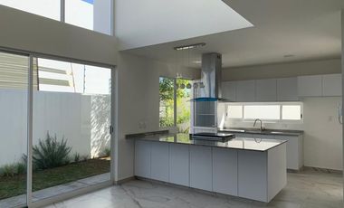 CASA EN VENTA HACIENDA CARLOTA QUERETARO RCV230109-AE