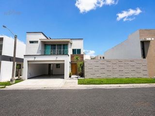 Casa en Venta con Enorme Jardin Lomas del Sol