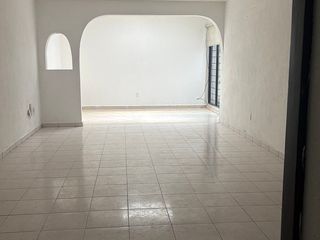 Amplio y ubicado departamento