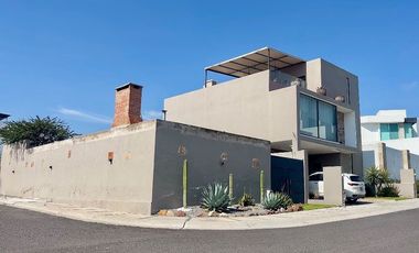 CASA DE AUTOR EN VENTA TERRENO DOBLE ZIBATA QUERETARO