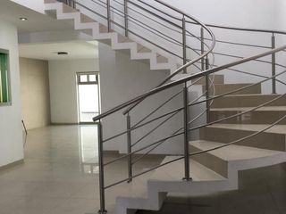 RENTA FINES COMERCIALES, CASA AMPLÍSIMA EN ZAPOPAN