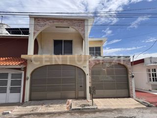Casa en Venta de 2 Niveles, a una cuadra de Av. Cuauhtémoc