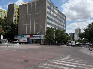 Edificio de locales comerciales y oficinas a la venta en Avenida Chapultepec