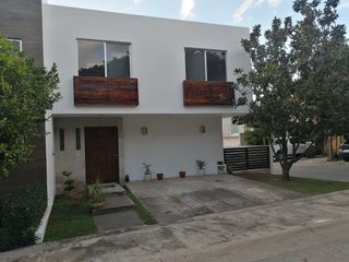 HERMOSA CASA EN CONDOMINIO EN  RENTA EN "COLINAS DE LOS ROBLES" ZAPOPAN