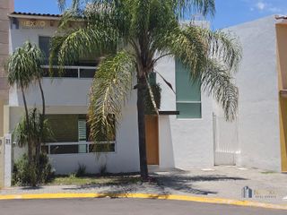 Casa en VENTA en Querétaro ¡Centro sur! Privada con alberca