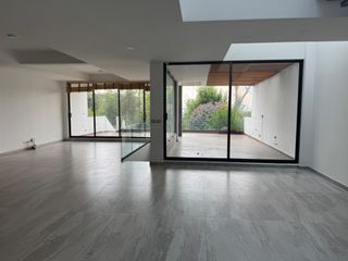 CASA EN RENTA CON JARDIN Y SALIDA AL CAMPO DE GOLF -BOSQUE REAL