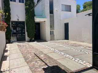 CASA EN RENTA ARBOLEDAS QUERETARO AMUEBLADA EXCELENTE DISTRIBUCION CON ESTUDIO