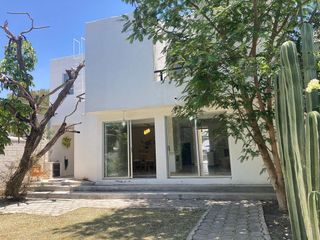 CASA EN RENTA ARBOLEDAS QUERETARO AMUEBLADA EXCELENTE DISTRIBUCION CON ESTUDIO