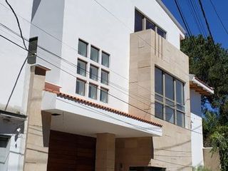 Se vende casa en Condominio en Lomas Quebradas.