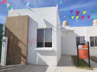 Casa de un piso con 3 recamaras, precio accesible, al oriente de Torreón Coahuila, con áreas verdes equipadas y caseta de vigilancia