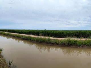 Tierras agrícolas frente a canal de riego
