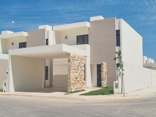 Venta de casa con 3 recámaras, oficina, piscina en Tixcacal