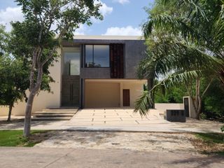 Casa en venta frente al campo de golf en el Yucatán Country Club