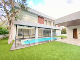 Casa en Fraccionamiento en Yucatán Country Club Mérida - VIA-618-Fr