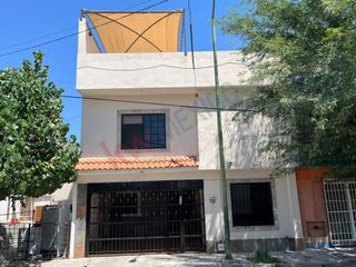 Casa en VENTA en Torreon Residencial, con habitacion y baño completo en planta baja.