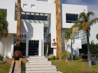 Casa en Venta en Villas del Regency, Jurica, con 4 niveles con elevador