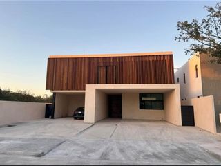 Casa con 4 Recámaras y 952 m2 de Terreno en Privada con Amenidades: NORTEMERIDA
