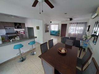 CASA EN VENTA EN PLAYA DEL CARMEN DE 3 REC AMUEBLADA CERCA DE LA PLAYA CON ALBERCA.