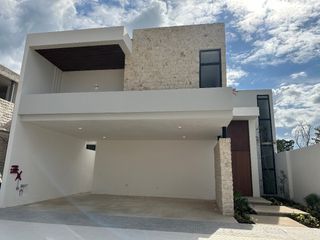 Venta de residencia con acabados de lujo al Norte de Mérida
