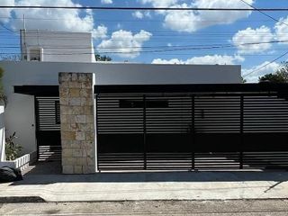 Casa con 4 recámaras y piscina, en venta,  en Sodzil Norte