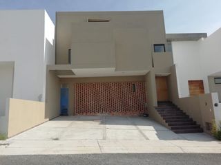 Venta de Casas en Lomas de Juriquilla, 3 Niveles, Doble Altura, Jardín, de LUJO
