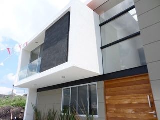 Hermosa residencia en venta en Lomas de Juriquilla, 3 recamaras c/u con baño