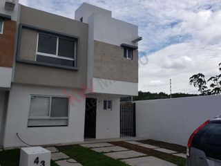 Casa en venta en Sonterra, en esquina con pasillo lateral y sala de TV en planta baja, en Querétaro.