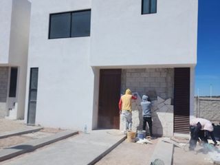 Venta de Casas en El Marques: 4 Recamaras, 3 Baños, T.165 m2, Alberca, Jardín