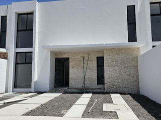 Casa en Venta (3 estacionamientos , 2 pisos) en Santa Fe Qro