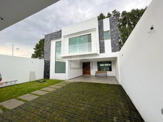 Casa nueva en venta en Bosques de Metepec, 4 recamaras, sala TV, family room y roof garden.