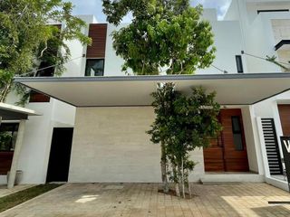 Casa en venta en Aqua Cancún con alberca, 3 habitaciones + cuarto de servicio