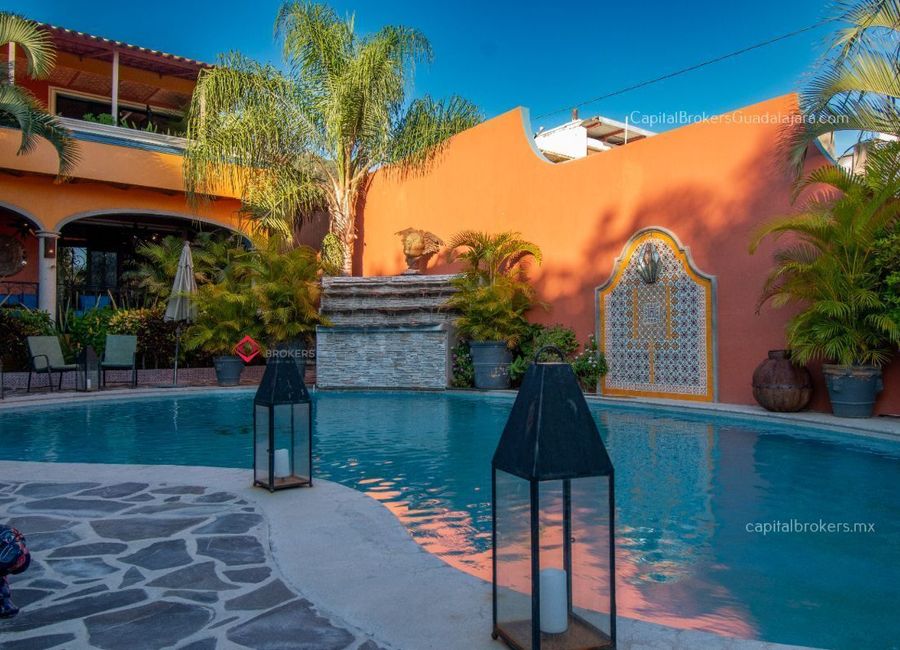 Casa de lujo en Venta en Ajijic con Alberca y Terraza con vista laguna