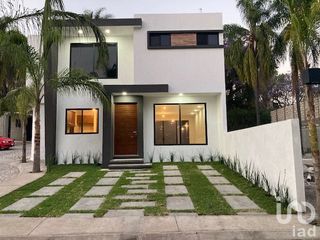 CASA EN VENTA LOMAS DE LA SELVA CON ALBERCA Y RECAMARA EN PLANTA BAJA, CUERNAVACA MORELOS