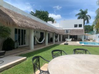 Casa en Venta o Renta en Cancún.  Alamos 1, con 5 Recámaras y alberca