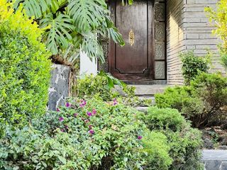 Vendo casa con 2 jardines grandes en las arboledas