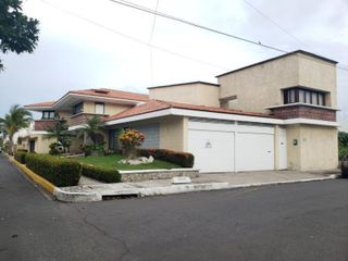 Casa en RENTA en esquina sobre avenida principal en Costa de Oro