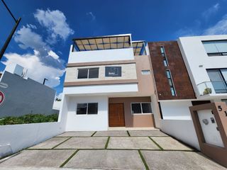 Venta de casa nueva de 3 niveles en El Condado Corregidora