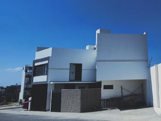 Casa en Venta en Cumbres de Juriquilla, Querétaro con recamara en planta baja