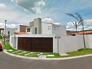 Preciosa Casa en Punta Juriquilla. 4 Habitaciones, Cuarto de Servicio, 3 Autos