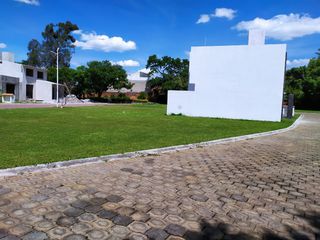 Casa de tres recamaras, en conjunto residencial con alberca en Jiutepec, Mor.